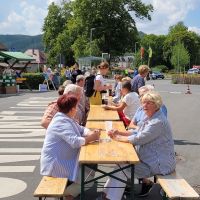 Voransicht: Die lange Tafel der regionalen Produkte in Rottenbach ©Ingo Krebstekies